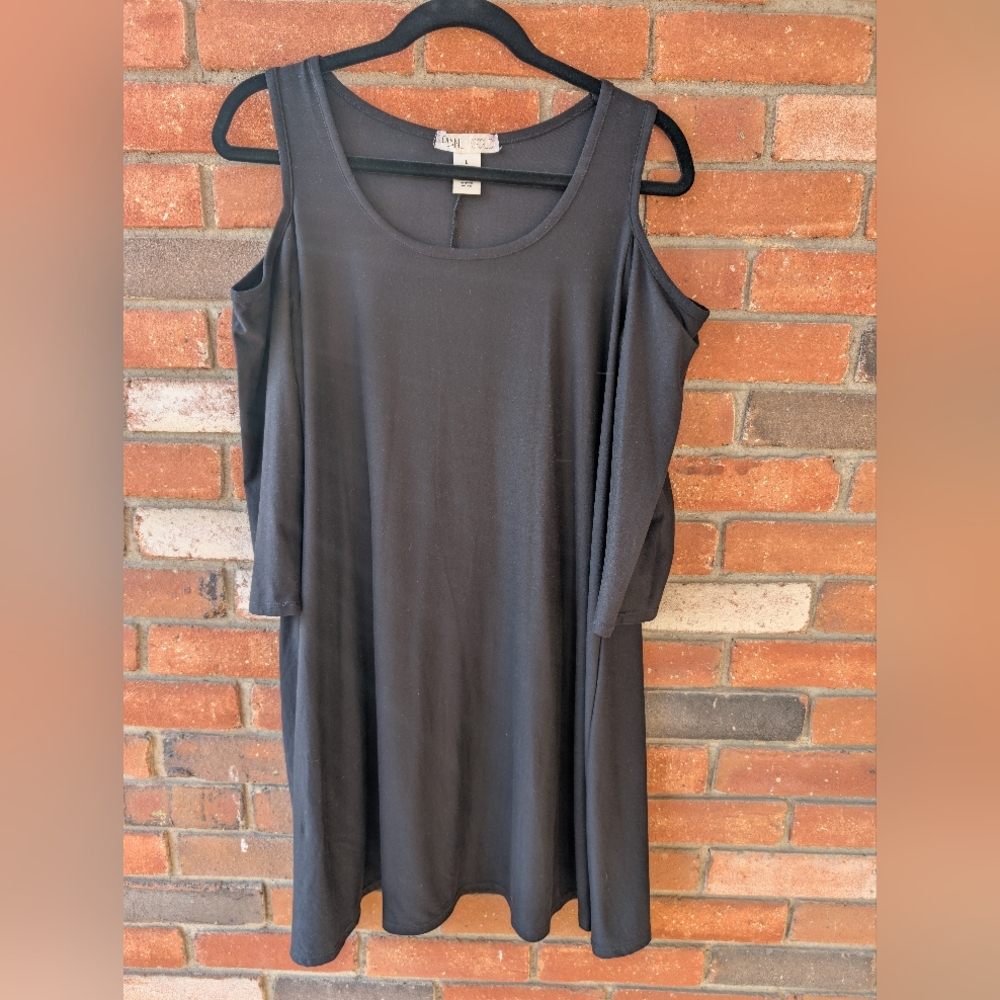 Planet Gold Cold-Shoulder Shift Dress. Size L